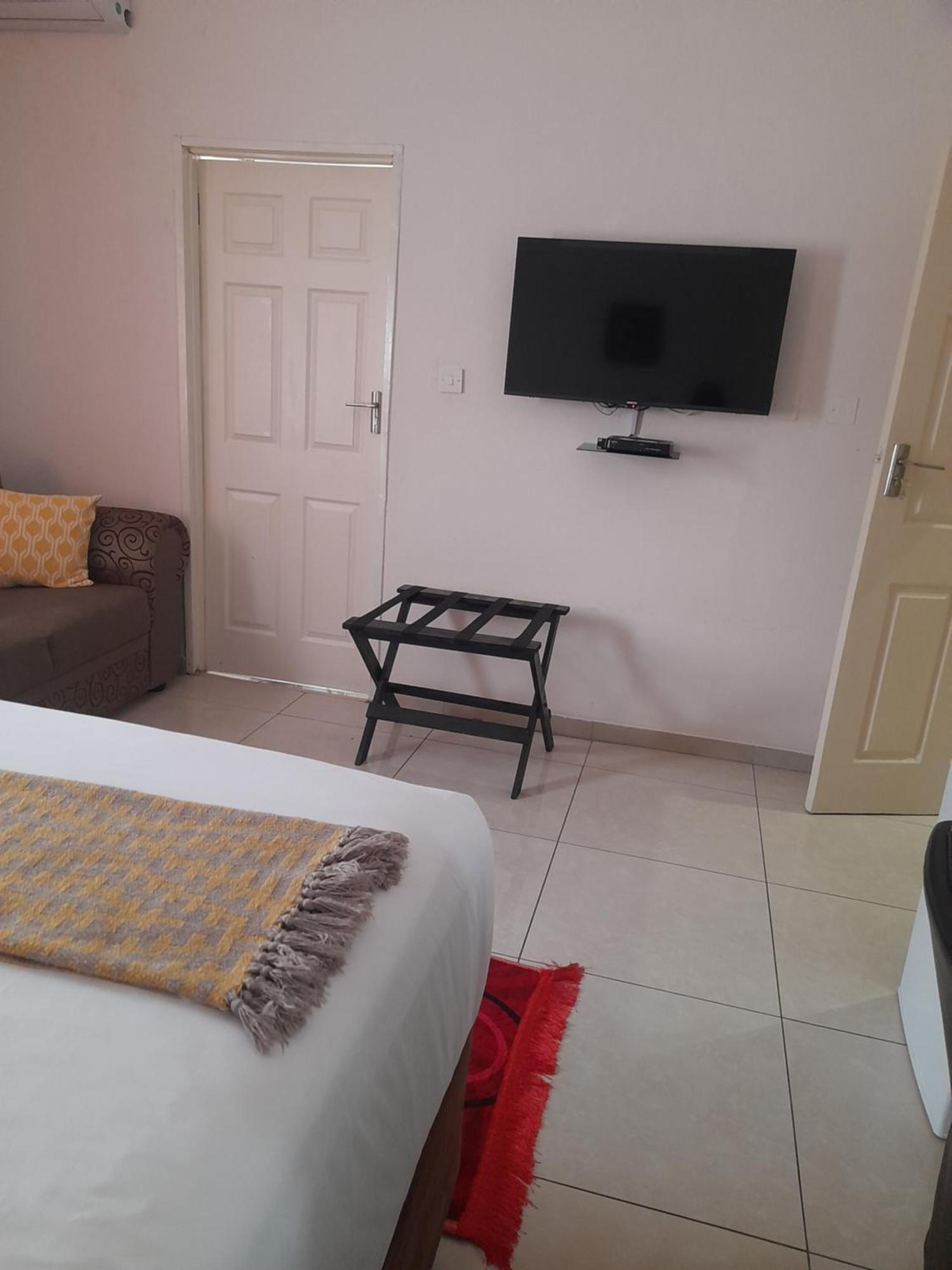 Rest & Digest Bed & Breakfast Serowe Bagian luar foto